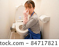 一個女人在擦馬桶，捏著鼻子 84717821