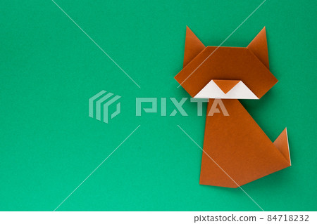 Brown origami cat on green background 84718232