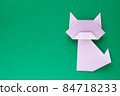 Little purple origami cat on green background 84718233