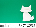 White origami cat on green background 84718238
