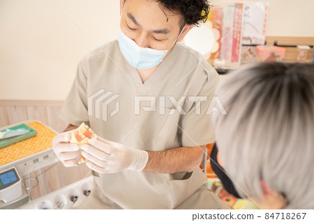 在醫生辦公室調整假牙的牙醫 在醫生辦公室調整假牙的牙醫 84718267