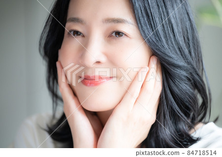 A beautiful Japanese woman who cares about her skin condition and smiles Close-up front view from the camera 84718514