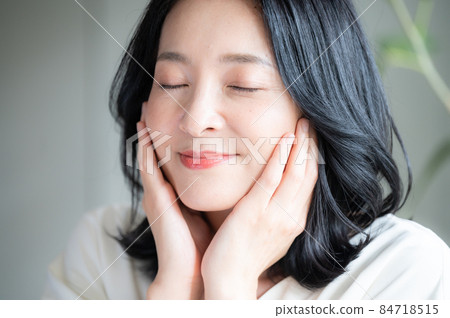 A beautiful Japanese woman who cares about her skin condition and smiles Close-up front view from the camera 84718515
