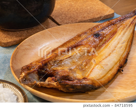 阿特卡鯖魚開口。作為配菜或小吃的美味烤魚。 84718595