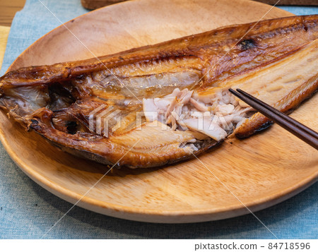 阿特卡鯖魚開口。作為配菜或小吃的美味烤魚。 84718596