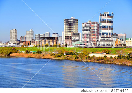 Looking toward Kawaguchi City (station) from Shinarakawa Bridge (Kawaguchi City, Saitama Prefecture) [2021.11] 84719425