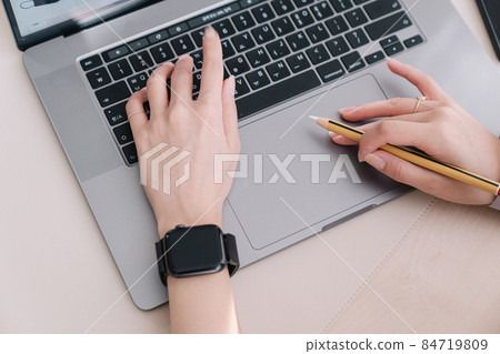 office worker working with laptop 84719809