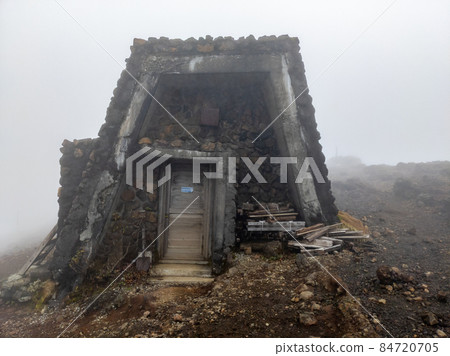 Kumanodake refuge hut in the fog (Yamagata Prefecture, Zao Onsen, Zao mountain range) 84720705