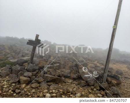 Mountain trails and signposts in the fog (Yamagata Prefecture, Zao Onsen, Kumanodake) 84720707