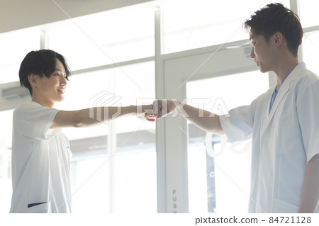A refreshing man with a goo touch A refreshing man with a goo touch 84721128