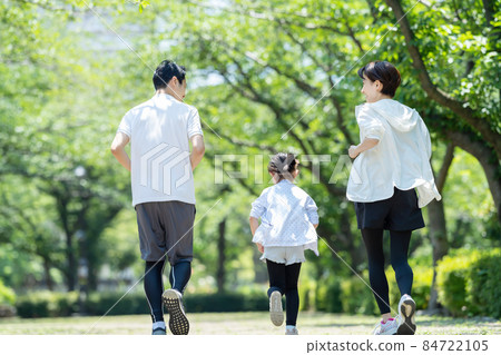 一個年輕的家庭慢跑的背影 84722105
