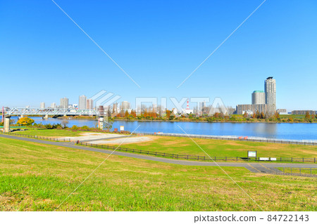 Shinarakawa Bridge / Arakawa Overlooking Kawaguchi City (Kita-ku, Tokyo) [2021.11] 84722143