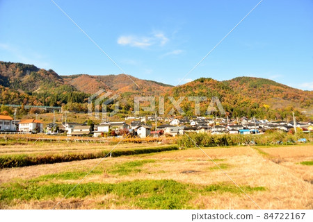 Autumn scenery of the village Autumn scenery of the village 84722167