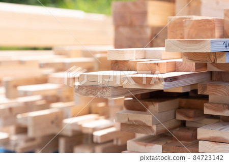建築工地堆積的木材 84723142