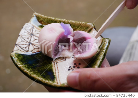 "Cut the namagashi with a toothpick" "Cut the namagashi with a toothpick" 84723440