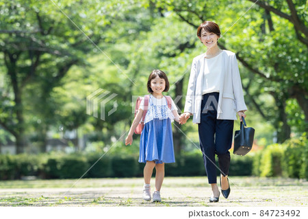 父母和孩子手牽手走 84723492