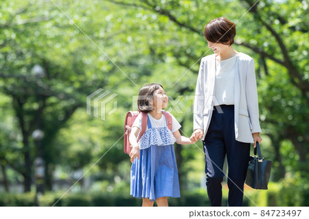 父母和孩子手牽手走 84723497