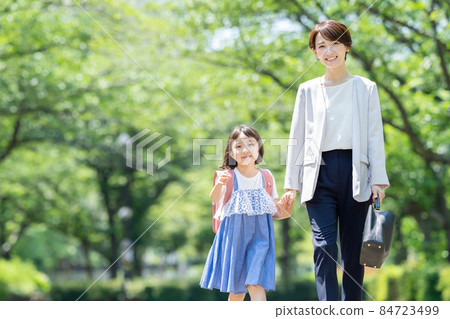 Parents and children walking hand in hand 84723499