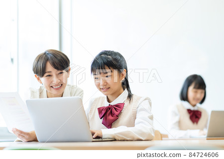 Junior high school computer class Shooting cooperation: Japanese language school attached to Chuo Technical School Junior high school computer class Shooting cooperation: Japanese language school attached to Chuo Technical School 84724606