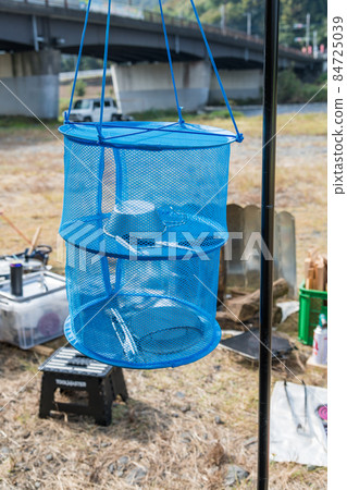 [Auto camp at Nakatsugawa riverbed, dry dishes with dry net] 84725039