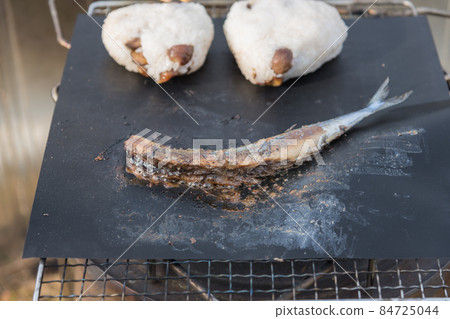 [Bake saury and grilled rice balls on the Nakatsugawa riverbed solo stove] 84725044