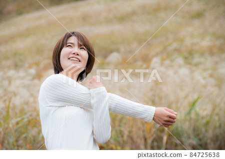 秋天風景的女性 秋天風景的女性 84725638