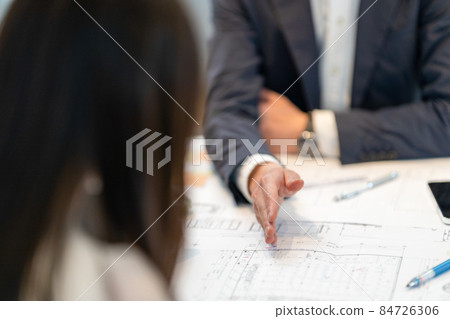 A first-class male architect who explains drawings to customers in an easy-to-understand manner A first-class male architect who explains drawings to customers in an easy-to-understand manner 84726306