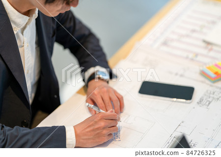 考慮房子佈局的男性一級建築師 84726325