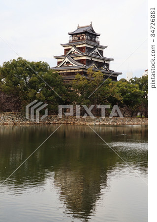 深秋的廣島城 84726881