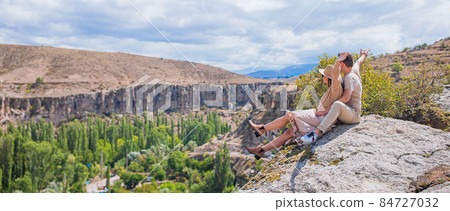 Happy couple on summer vacation in famous place. Cave formations. 84727032