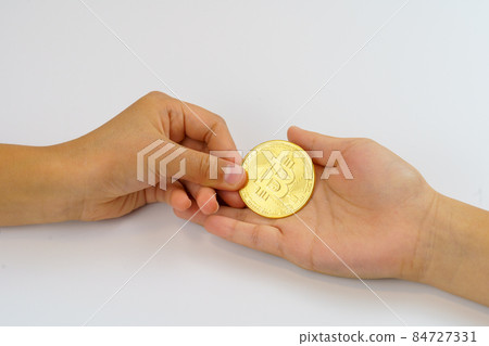 Hands to exchange virtual currency Cryptocurrency coin Hands to exchange virtual currency Cryptocurrency coin 84727331