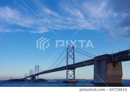 黎明時分從香川縣坂出市看瀨戶橋 84728618