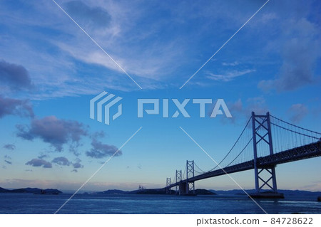 黎明時分從香川縣坂出市眺望瀨戶橋和倉敷市 84728622