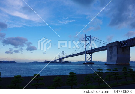 黎明時分從香川縣坂出市眺望瀨戶橋和倉敷市 84728628