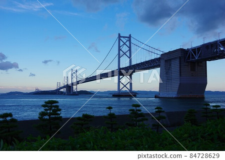 黎明時分從香川縣坂出市看瀨戶橋 84728629
