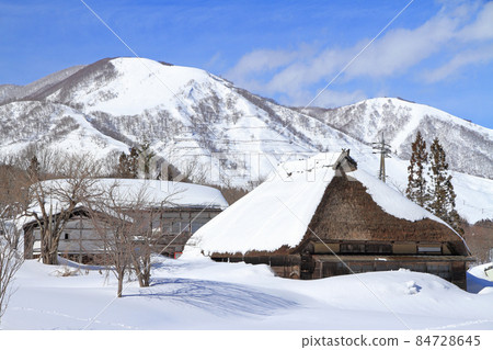 Ushikata-juku buried in the snow on the Senkoku Kaido in winter 84728645