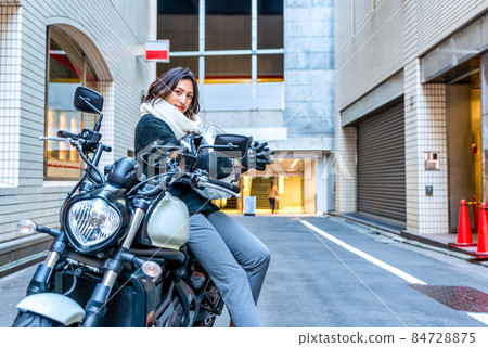 乘坐摩托車涉谷上下班的女商人 84728875