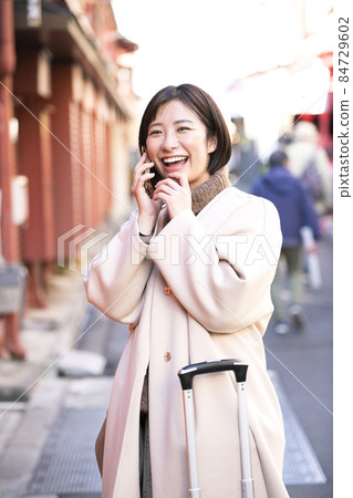 有微笑的逗人喜愛的婦女 有微笑的逗人喜愛的婦女 84729602