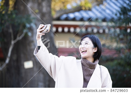 自拍的可愛女人 自拍的可愛女人 84729603