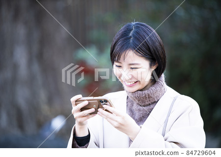 操作智能手機的女人 操作智能手機的女人 84729604
