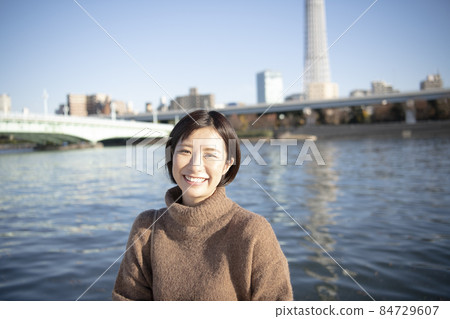 有微笑的逗人喜愛的婦女 有微笑的逗人喜愛的婦女 84729607