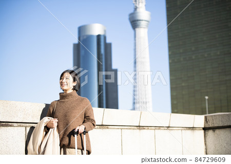 在東京觀光的可愛女人 在東京觀光的可愛女人 84729609