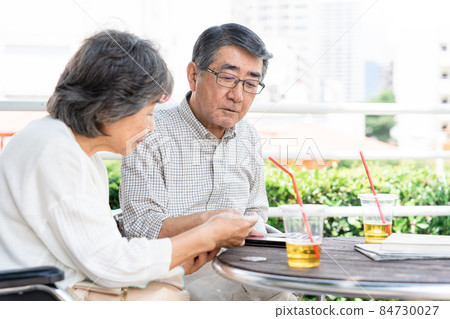 老年夫婦輪椅約會 84730027