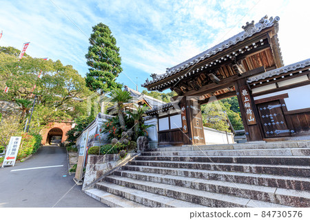 Saijo Inariyama Myokyoji Temple in Autumn, the gate of Nemoto Odo, Okayama City, Okayama Prefecture 84730576
