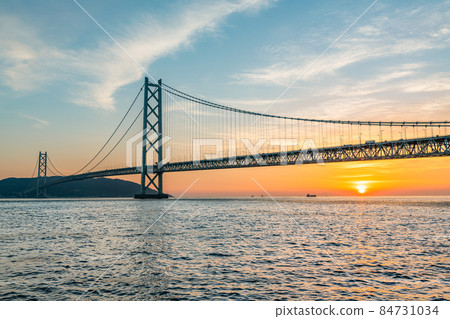 Kobe City, Hyogo Prefecture Akashi Kaikyo Bridge dyed in the setting sun 84731034