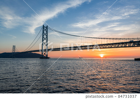 Kobe City, Hyogo Prefecture Akashi Kaikyo Bridge dyed in the setting sun 84731037