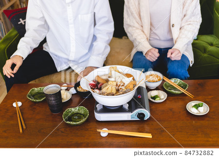 吃火鍋的男女 84732882