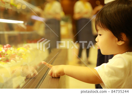 男孩選擇一個蛋糕 84735244