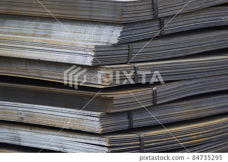 Sheet metal is in bundles in the warehouse 84735295