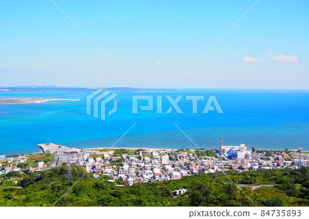 [Okinawa] Sea and cityscape 84735893